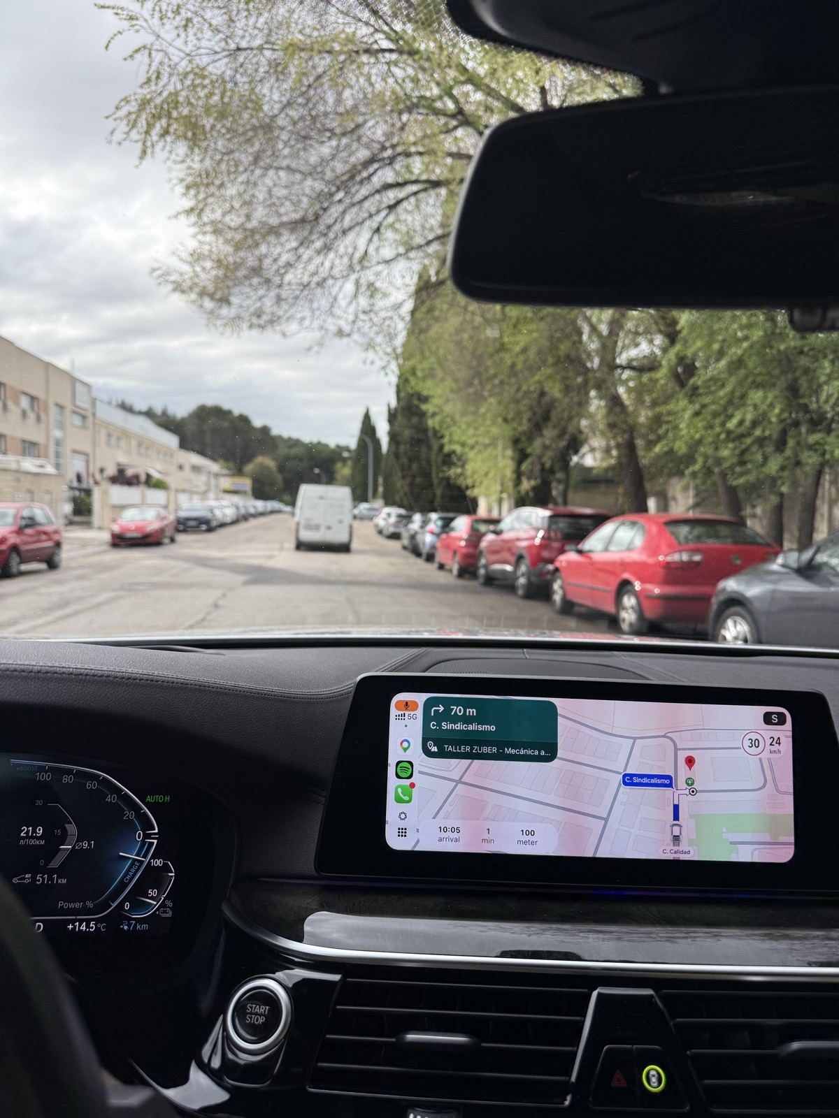 Salpicadero de un coche con el navegador en pantalla, visto desde el asiento del conductor